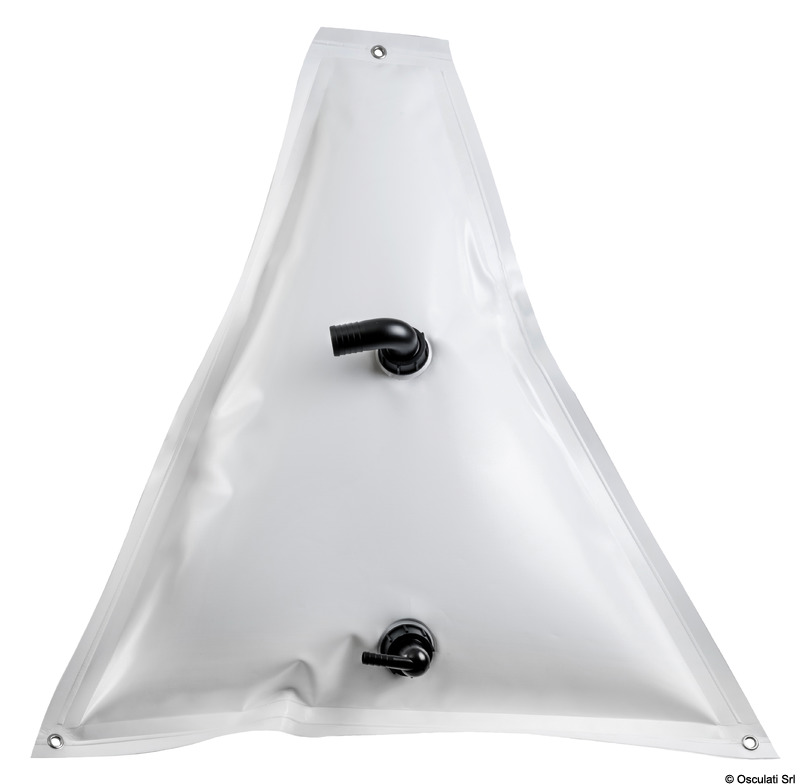 Serbatoi in PVC alimentare per stoccaggio acqua. Realizzati in tessuto PVC alimentare senza tereftalati, si adattano facilmente alle forme di sentine o gavoni. La resistenza del tessuto e la doppia saldatura ad alta tenuta garantiscono una lunga durata nel tempo. Sono dotati di due boccole saldate con filetto maschio G 1 ½ . Forniti con portagomma a girello da Ø 38 per il carico e Ø 16 per lo scarico. Per l’installazione è possibile fissare il serbatoio agli occhielli in metallo.