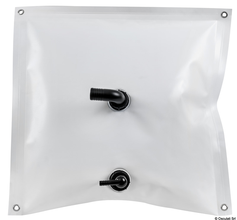 Serbatoi in PVC alimentare per stoccaggio acqua. Realizzati in tessuto PVC alimentare senza tereftalati, si adattano facilmente alle forme di sentine o gavoni. La resistenza del tessuto e la doppia saldatura ad alta tenuta garantiscono una lunga durata nel tempo. Sono dotati di due boccole saldate con filetto maschio G 1 ½ . Forniti con portagomma a girello da Ø 38 per il carico e Ø 16 per lo scarico. Per l’installazione è possibile fissare il serbatoio agli occhielli in metallo.