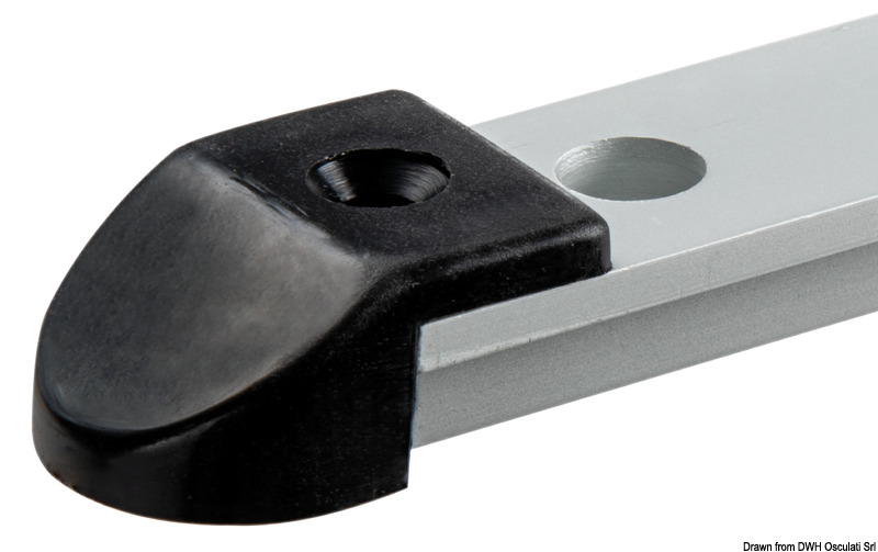 In alluminio anodizzato. Forcella snodata per poter lavorare sia in piano che a parete. Fermo a molla per spostamento rapido, slitte interne in nylon per uno scorrimento ottimale. Spina rapida per montaggio tendalino.