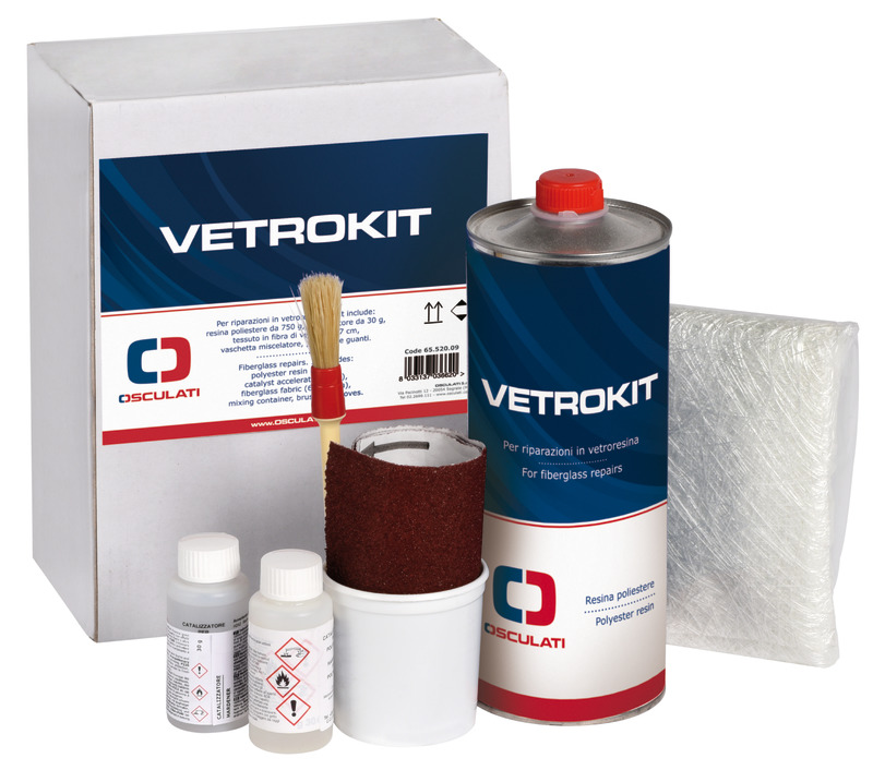 Riparazione vetroresina. Composto da: resina poliestere 800 g, catalizzatore, tessuto in fibra di vetro 64x47 cm, vaschetta miscelatore,pennello, guanti.