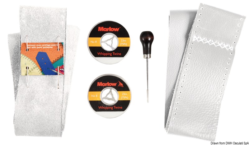 Kit per rivestimento in pelle delle ruote timone, adatto a ruote con tubo da 22 mm di diametro e fino a ruote da 120 cm di diametro.Blister espositivo contenente il necessario per ricoprire i timoni in pelle. Si può scegliere il lato da cucire per avere l’effetto liscio o scamosciato.Contenuto del kit:- n° 2 strisce di pelle pre-forata con cucitura centro ruota già realizzata;- n° 2 rocchetti di cordino Marlow;- n° 2 aghi;- n° 1 punteruolo.