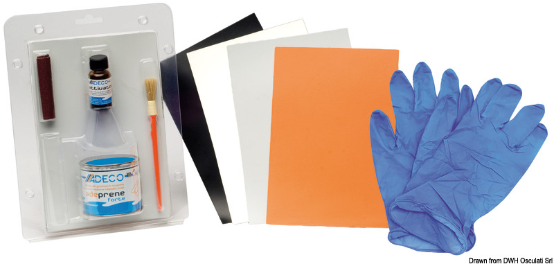 - Versione per gommoni in neoprene: kit composto da ml 125 di collante con catalizzatore + 2 fogli di tessuto neoprenico cm 14,5x21,5 + pennello + carta abrasiva + istruzioni.- Versione per gommoni in pvc: kit composto da ml 125 di collante + detergente speciale per PVC + 2 fogli di tessuto da cm 14,5x21,5 + pennello + attivatore - istruzioni.