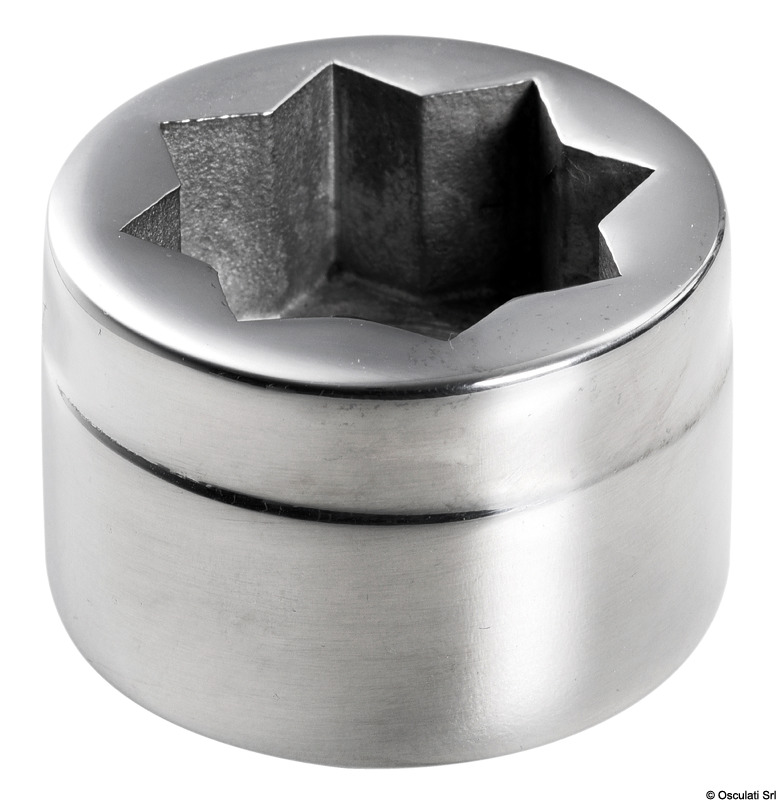 Permette di rimuovere rapidamente la ruota dalla colonnina con la sola azione di una manovella winch. Realizzato in acciaio inox 316 lucidato a specchio, a richiesta è disponibile anche nelle versioni per ruota Mini Maxi e Fastnet.