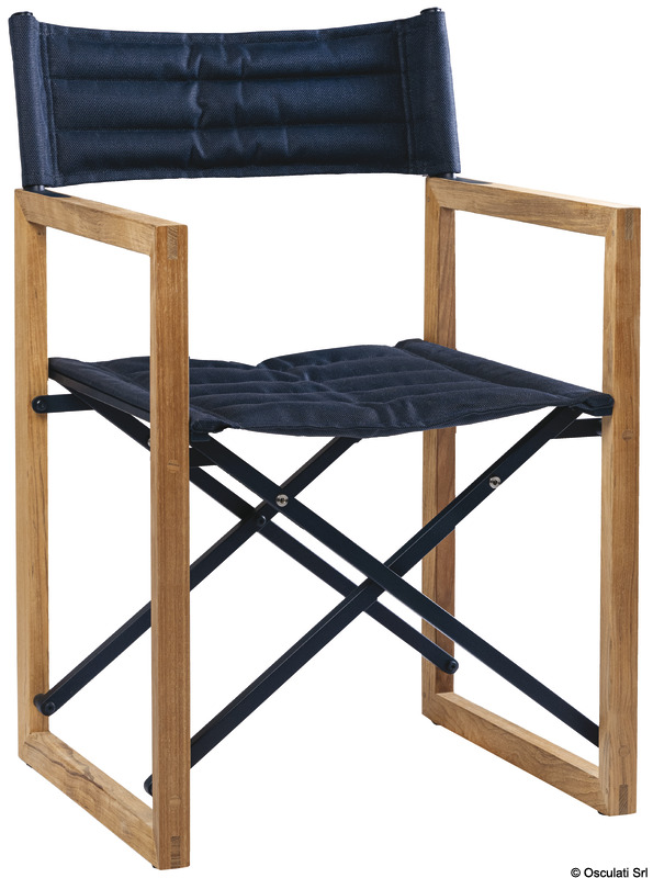 Con finitura di alta classe e in tessuto tecnico Batyline®, è disponibile in puro teak o in alluminio con braccioli in teak.Si piega molto facilmente per essere riposta ovunque a bordo.