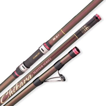 Chikara Master Series una novità esclusiva Akami Japan, realizzata con carbonio Toray 45TON a tripla parete, con tessuti intrecciati a spirale per ottenere una struttura più leggera, sottile e resistente, capace di trasmettere sensazioni uniche nell’azione di pesca. Con una punta tubolare ibrida di nuova generazione in grado di avvertire il minimo tocco della preda e di ottenere lanci precisi. Dotato di anelli Fuji Sic Low Rider e porta mulinello fuji DPS. Sistema di allineamento delle sezioni, potenza, leggerezza e sensibilità, il tutto combinato con un’estetica imbattibile grazie alla sua vernice giapponese. Insomma, una canna in edizione limitata sviluppata per i pescatori più esigenti.