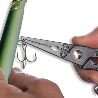 Pinza in alluminio leggero e multifunzionale è progettata per tutti i pescatori, offre versatilità e resistenza. Grazie all'impugnatura asimmetrica, garantisce una presa sicura e agevola l'applicazione della forza, rendendo più semplice il cambio degli ami. Il meccanismo di blocco e sblocco con un solo tocco permette un utilizzo rapido, mentre la punta anodizzata previene la ruggine, assicurando durabilità. Dotata di apri anello, taglia filo e dispositivo ghiera, questa pinze è uno strumento completo per ogni situazione di pesca.