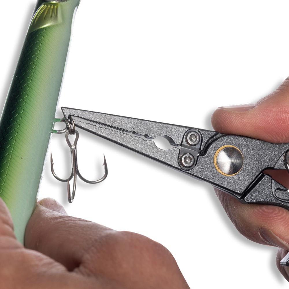Pinza in alluminio leggero e multifunzionale è progettata per tutti i pescatori, offre versatilità e resistenza. Grazie all'impugnatura asimmetrica, garantisce una presa sicura e agevola l'applicazione della forza, rendendo più semplice il cambio degli ami. Il meccanismo di blocco e sblocco con un solo tocco permette un utilizzo rapido, mentre la punta anodizzata previene la ruggine, assicurando durabilità. Dotata di apri anello, taglia filo e dispositivo ghiera, questa pinze è uno strumento completo per ogni situazione di pesca.
