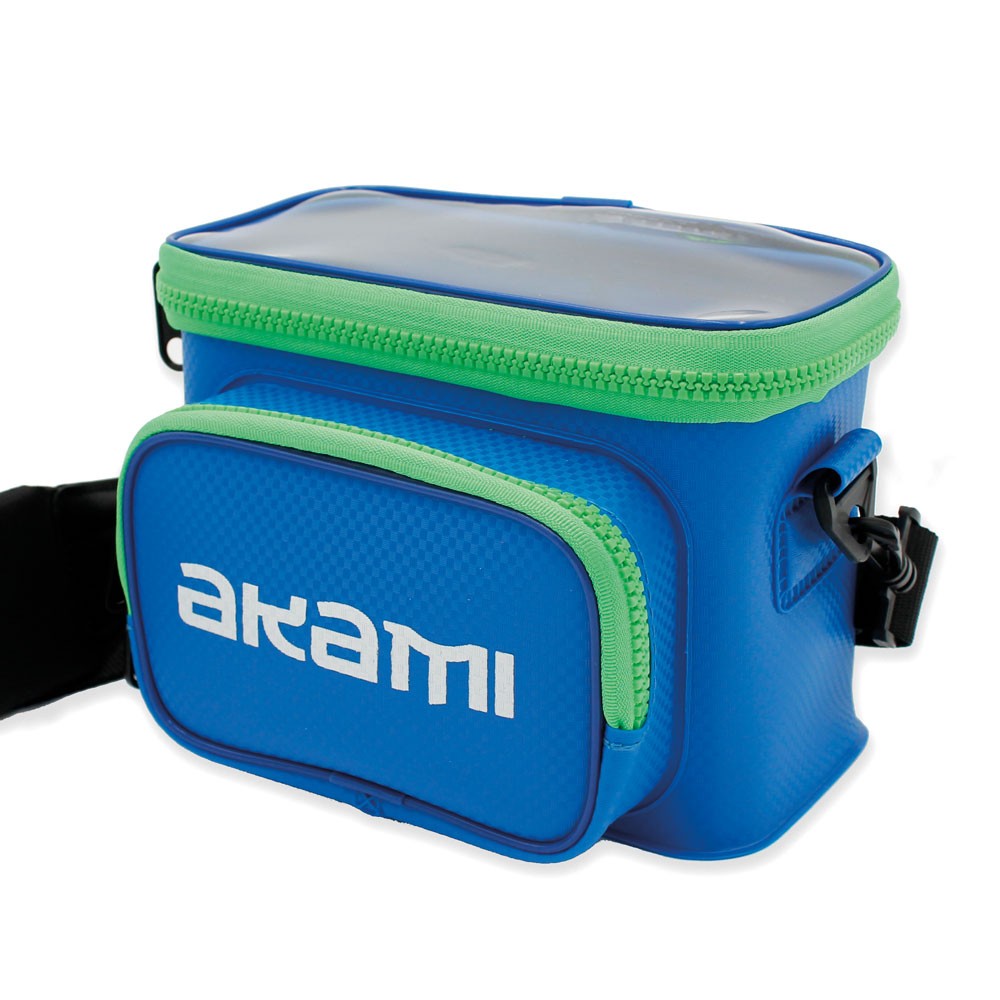Akami Hako Egi Bag è una borsa porta esche progettata per il trasporto degli egi lure, realizzata con materiali impermeabili e flessibili che garantiscono massima protezione contro l’acqua. La base forata permette all’acqua di fuoriuscire, mantenendo l’interno asciutto e rendendo rapido il lavaggio delle esche. Grazie agli scomparti verticali rimovibili, si trasforma facilmente in un porta accessori versatile. Robusta e resistente, garantisce un trasporto sicuro delle esche. Dotata di doppia cerniera, tasca esterna e tracolla regolabile, è disponibile in due dimensioni per 24 e 56 esche.