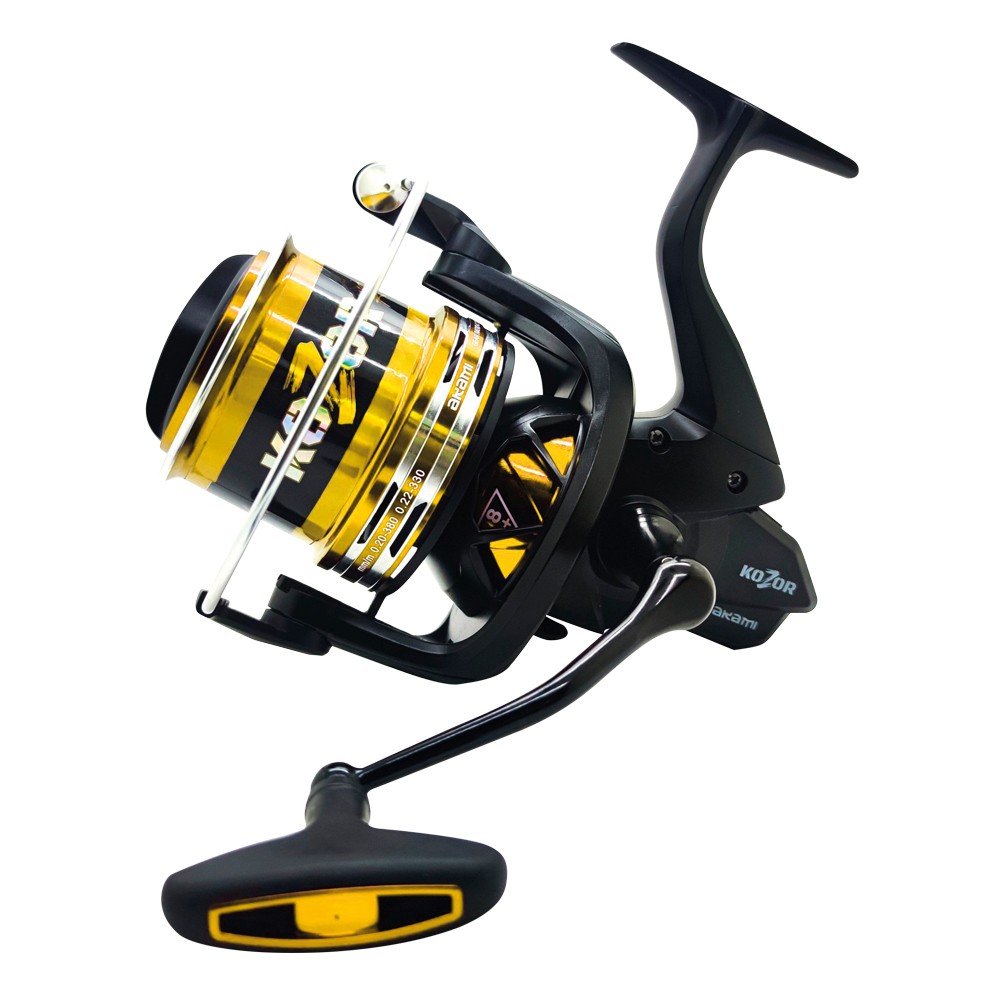 Mulinello Akami Kozor progettato per la pesca a surfcasting dotato del nuovo sistema di oscillazione super lenta “SUPER SLOW OSCILLATION SYSTEM” con il quale si ottiene un avvolgimento perfetto in parallelo. Sistema di bilanciamento nel rotore centrale dell’albero che evita le vibrazioni nella raccolta. Sistema anti-groviglio sul rotore e micro-freno ad alta precisione da 18 kg di potenza. Cuscinetti Giapponesi e due bobine coniche in alluminio anodizzato, ideali per raggiungere lunghe distanze con il minimo sforzo. Sistema di raccolta medio (90cm per giro). Manovella in alluminio ad attrito a vite con cuscinetto extra sulla manopola.