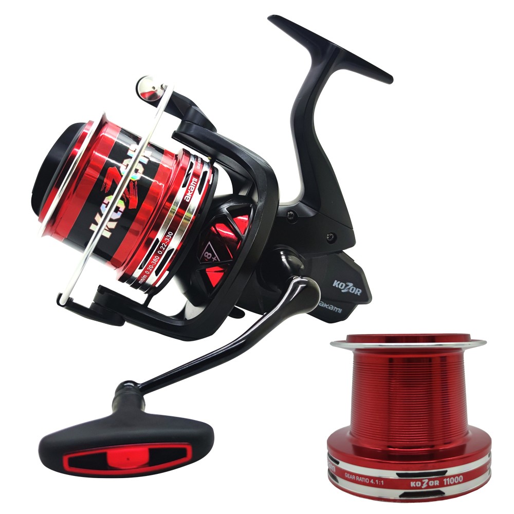 Mulinello Akami Kozor progettato per la pesca a surfcasting dotato del nuovo sistema di oscillazione super lenta “SUPER SLOW OSCILLATION SYSTEM” con il quale si ottiene un avvolgimento perfetto in parallelo. Sistema di bilanciamento nel rotore centrale dell’albero che evita le vibrazioni nella raccolta. Sistema anti-groviglio sul rotore e micro-freno ad alta precisione da 18 kg di potenza. Cuscinetti Giapponesi e due bobine coniche in alluminio anodizzato, ideali per raggiungere lunghe distanze con il minimo sforzo. Sistema di raccolta medio (90cm per giro). Manovella in alluminio ad attrito a vite con cuscinetto extra sulla manopola.