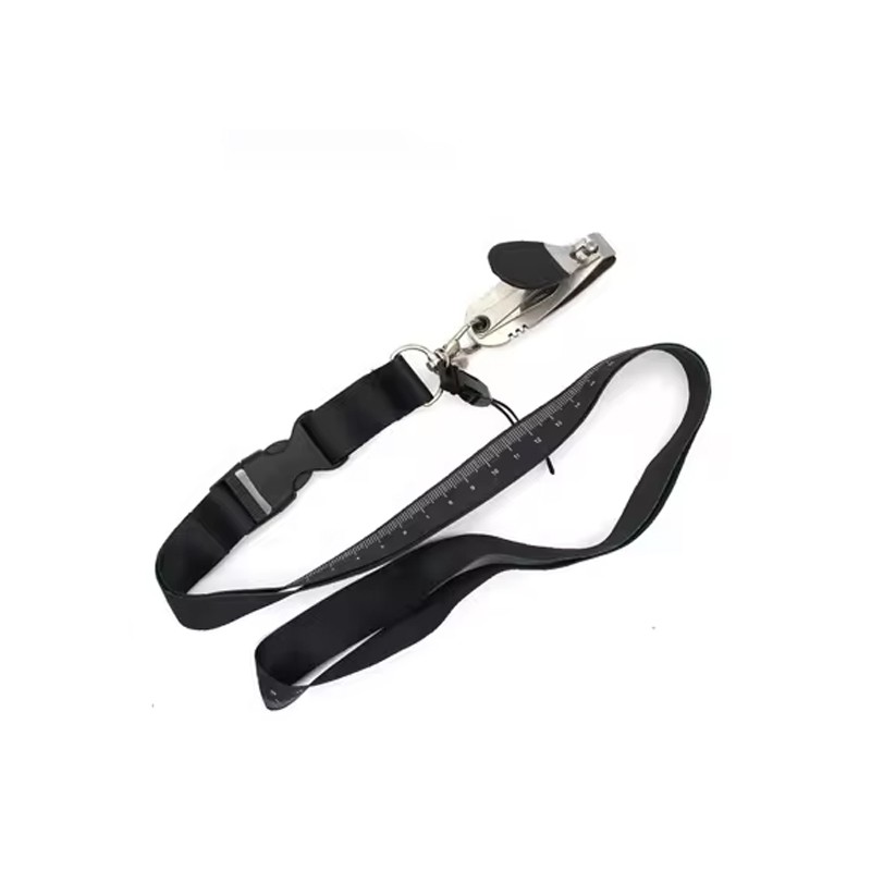 Tagliafilo  completo di nastro con un righello per la misurazione del pesce. Costruzione in acciaio inox con una lama affilatissima. La barra “più grande” per il pollice rende l’uso facile, anche con i guanti. Dotato di un estrattore di filo e un coltello da taglio da 62 mm. Nastro con una fibbia di plastica extra e un gancio a moschettone per un facile e rapido collegamento ad altri strumenti, come le forbici, ecc. Nastro largo 20mm, per un comodo appoggio intorno al collo o facile attacco su borse. Lunghezza di misurazione del righello per pesci: 90cm.