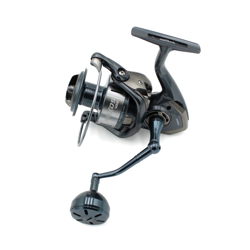 Mulinello per pesca da imbarcazione, progettato per il light jigging o la pesca a fondo. Corpo e rotore in carbonio. Dotato di un nuovo meccanismo stabilizzatore che assicura una grande fluidità di rotazione durante l’azione di pesca e il combattimento. Equipaggiato con 10 cuscinetti in acciaio inossidabile giapponesi sigillati. Doppia bobina in alluminio forgiata a freddo. Manovella in alluminio con frizione a vite e pomello ergonomico da combattimento. Freno stagno multidisco in carbonio e acciaio inossidabile. Include una borsa per il mulinello.