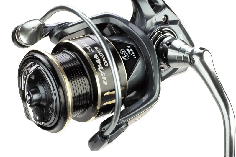 Mulinello AKAMI OYMA novità esclusiva per la pesca a spinning o light jigging. Realizzato in grafite con microfreno multidisco ad alta potenza. Dotato di 6 cuscinetti a sfera sigillati Japan, bobine in alluminio anodizzato forgiato a freddo. Manovella in alluminio a frizione filettata con cuscinetto extra sulla manopola. Borsa porta mulinello inclusa.
