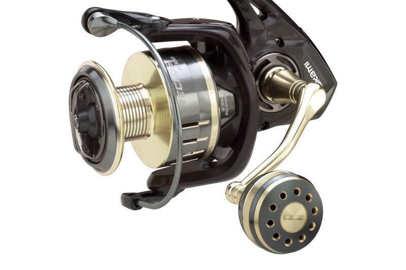 Mulinello AKAMI RECLUS studiato sia per lo spinning che per il light jigging, corpo e rotore in carbonio. Nuovo meccanismo stabilizzatore che garantisce una grande fluidità di rotazione in azione di pesca e in combattimento. Dotato di 9 cuscinetti in acciaio inossidabile sigillati. Doppia bobina in alluminio forgiato a freddo. Manovella in alluminio a frizione filettata e pomello da combattimento ergonomico. Freno multidisco impermeabile in carbonio e acciaio inossidabile. Borsa per mulinello in neoprene inclusa.