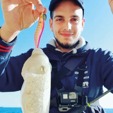 Totanare di altissima qualità con forma affusolata a "gamberone" studiate per la pesca ad Eging, perfette per la cattura di Seppie e Calamari. Corpo rivestito in seta con colorazioni brillanti, che reagiscono ai raggi UV.Occhi tridimensionali, peso intorno ai 15 grammi e doppia corona in VCM.
