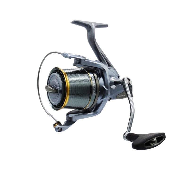Akami ZENTHOS è un mulinello da surfcasting progettato per offrire lanci lunghi, fluidità meccanica e controllo totale in combattimento. Il sistema di oscillazione lenta SOS assicura una disposizione ottimale del filo, mentre il corpo ultraleggero in grafite garantisce equilibrio e assenza di vibrazioni. La frizione rapida da 18 kg e gli 8 cuscinetti Japan Ball Bearings rendono questo mulinello affidabile e performante anche nelle condizioni più impegnative. Completo di bobine 8000 e 10000, è la soluzione ideale per il pescatore tecnico che cerca versatilità e prestazioni elevate.