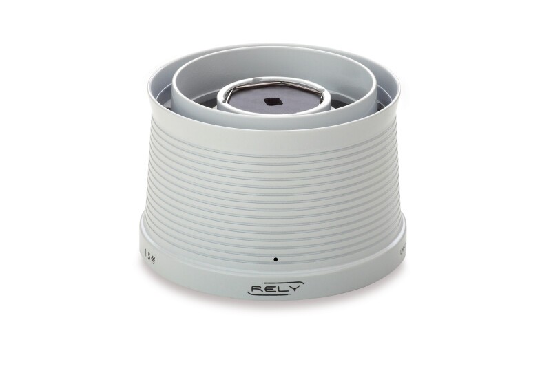 Bobina Akami Rely NCSC Conical Shallow Cast in nylon di composizione ultra leggera (56gr) compatibile con la gamma Akami: Yonago, Cygnus, Orion, Delphinus. Nuovo design conico, ideale per raggiungere lunghe distanze, include un tappo freno su ogni bobina e un foro per inserire la linea.