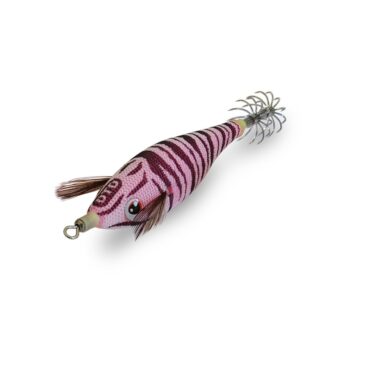 Presentato all' EFTTEX 2019 di Bruxelles. L'intensità del colore rosa nel mare è aumentata, rendendolo molto efficace nella pesca dei calamari in diurna. Disponibile in 4 colori vivaci.

Corpo rosa
Rifiniture bianche e nere
Colori a contrasto
Bilanciamento eccellente
Corone e girelle in acciaio inossidabile