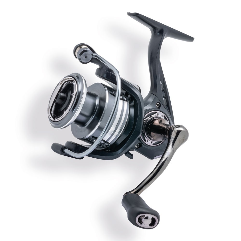 L'OMNIA è un mulinello molto fluido e affidabile, disponibile in tre taglie ideali per la pesca medio-leggera sia in mare che in acqua dolce. Equipaggiato con ingranaggi potenti, una bobina in alluminio anodizzato e una frizione potente e fluida, offre un controllo preciso. Il corpo e il rotore sono realizzati in grafite, combinando leggerezza e resistenza, mentre i cuscinetti schermati assicurano una rotazione duratura e senza sforzo. Perfetto per chi cerca prestazioni elevate e affidabilità in diverse condizioni di pesca.