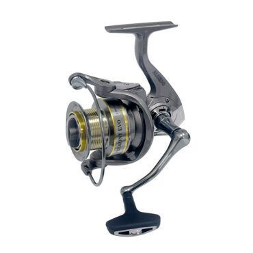 Il mulinello Alcedo Fremont Evo 5500 è l’alleato perfetto per il surfcasting e la pesca dalla spiaggia. Con corpo compatto, bobina in alluminio forgiato, frizione micrometrica e ingranaggi potenziati, offre potenza e fluidità in ogni situazione. I 5+1 cuscinetti giapponesi garantiscono scorrevolezza e durata, mentre la bobina larga permette di gestire al meglio grandi capacità di filo. Un mulinello robusto, preciso e affidabile, pensato per i pescatori che vogliono affrontare prede importanti e condizioni di mare impegnative.