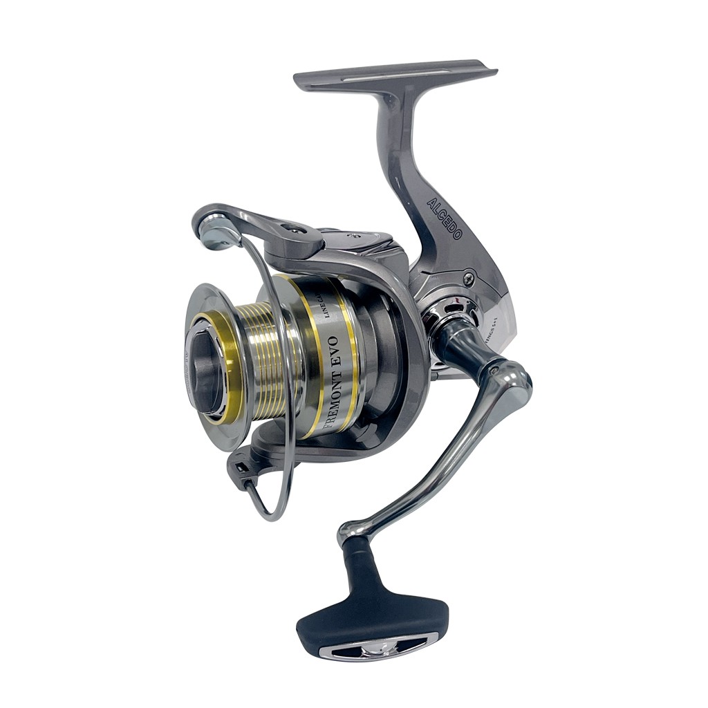 Il mulinello Alcedo Fremont Evo 5500 è l’alleato perfetto per il surfcasting e la pesca dalla spiaggia. Con corpo compatto, bobina in alluminio forgiato, frizione micrometrica e ingranaggi potenziati, offre potenza e fluidità in ogni situazione. I 5+1 cuscinetti giapponesi garantiscono scorrevolezza e durata, mentre la bobina larga permette di gestire al meglio grandi capacità di filo. Un mulinello robusto, preciso e affidabile, pensato per i pescatori che vogliono affrontare prede importanti e condizioni di mare impegnative.