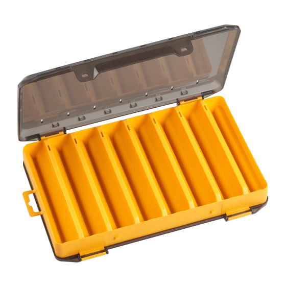 Scatola 184 in plastica da pesca con misure interne 275 x 185 x 48 mm / 10.82 x 7.28 x 1.88 inch. In 2 diversi colori: Smoke grey e Smoke yellow. Questa scatola da pesca bifacciale porta artificiali è dotata di un sistema di drenaggio per lavare le esche e fessure di ventilazione laterali per facilitare l'asciugatura dopo l’uso. Materiale: polipropilene.