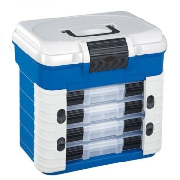 Valigetta 501 in plastica da pesca con misure interne 420 x 303 x 400 mm / 16.53 x 11.92 x 15.75 inch. Colore del fondo blu, accessori grigi e serrature nere. Questa valigetta da pesca è dotata di un coperchio con seduta ergonomica e portata fino a 150 kg; vi è un grande vano per riporre la propria attrezzatura da pesca. Materiale: polipropilene. Impreziosita dal sistema di blocco con doppio gancio per una chiusura pratica e sicura, include 1 scatola porta artificiali (art.190 spin) e 4 scatole con divisiorie mobili (art.194).