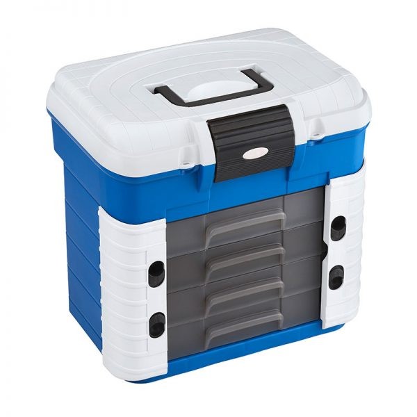 Valigetta 503 in plastica da pesca con misure interne 420 x 303 x 400 mm / 16.53 x 11.92 x 15.75 inch. Colore del fondo blu, accessori grigi e serrature nere. Questa valigetta da pesca è dotata di un coperchio con seduta ergonomica e portata fino a 150 kg; vi è un grande vano per riporre la propria attrezzatura da pesca. Materiale: polipropilene. Impreziosita dal sistema di blocco con doppio gancio per una chiusura pratica e sicura, include 4 pratici cassetti con differenti partizioni interne.