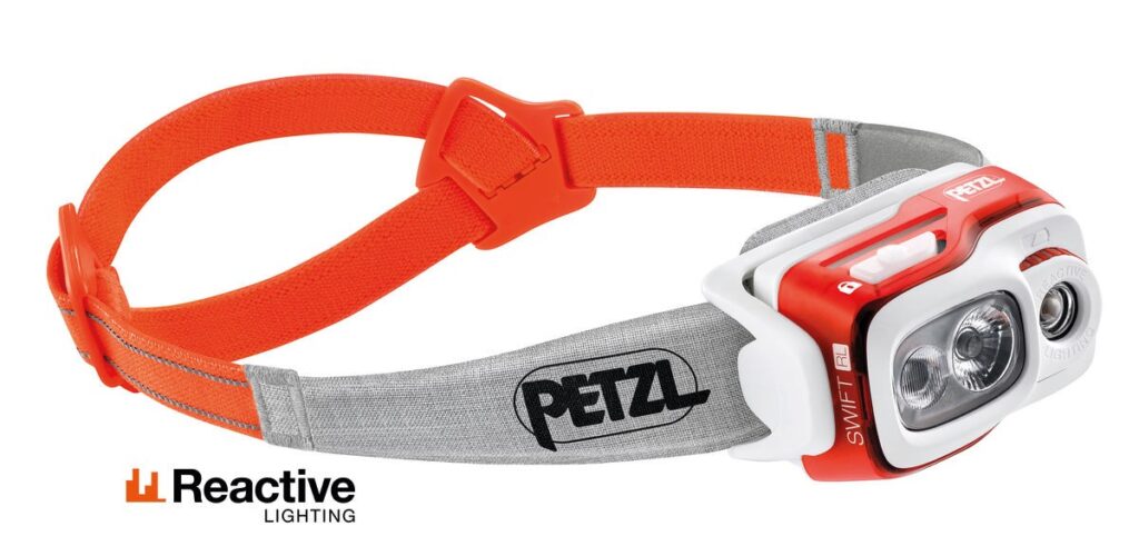 Lampada frontale compatta, molto potente e ricaricabile, con una potenza di 900 lumen per soli 100 g, SWIFT® RL è la più potente delle lampade compatte Petzl. Dotata della tecnologia REACTIVE LIGHTING®, un sensore valuta la luminosità ambientale e adatta automaticamente la potenza d’illuminazione alle esigenze dell’utilizzatore. La fascia elastica è riflettente per essere visti di notte. È realizzata in due parti per garantire un’eccellente stabilità nelle attività dinamiche e impegnative come alpinismo, trail o sci. Intuitiva, SWIFT® RL è dotata di un singolo pulsante che consente di accedere facilmente a tutte le funzioni della lampada. Ricaricabile, dispone di un indicatore di potenza a cinque livelli che consente di consultare con precisione il livello della batteria.