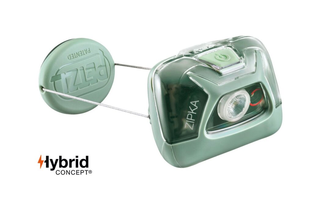 Semplice e ultracompatta, la lampada frontale ZIPKA garantisce una potenza di 300 lumen e un fascio luminoso ampio per l'illuminazione di prossimità e gli spostamenti di breve durata. Il suo avvolgitore con filo autoregolabile, brevettato Petzl, ne riduce l'ingombro, offrendo varie possibilità di trasporto e attacco. È pratica nelle attività outdoor come campeggio, escursionismo o in viaggio. Il riflettore fosforescente è utile per ritrovarla nell'oscurità e l'illuminazione rossa evita l'abbagliamento quando ci si muove in gruppo. ZIPKA è anche compatibile con la batteria ricaricabile CORE, grazie alla costruzione HYBRID CONCEPT.