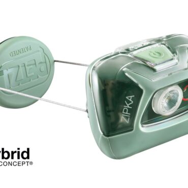 Semplice e ultracompatta, la lampada frontale ZIPKA garantisce una potenza di 300 lumen e un fascio luminoso ampio per l'illuminazione di prossimità e gli spostamenti di breve durata. Il suo avvolgitore con filo autoregolabile, brevettato Petzl, ne riduce l'ingombro, offrendo varie possibilità di trasporto e attacco. È pratica nelle attività outdoor come campeggio, escursionismo o in viaggio. Il riflettore fosforescente è utile per ritrovarla nell'oscurità e l'illuminazione rossa evita l'abbagliamento quando ci si muove in gruppo. ZIPKA è anche compatibile con la batteria ricaricabile CORE, grazie alla costruzione HYBRID CONCEPT.