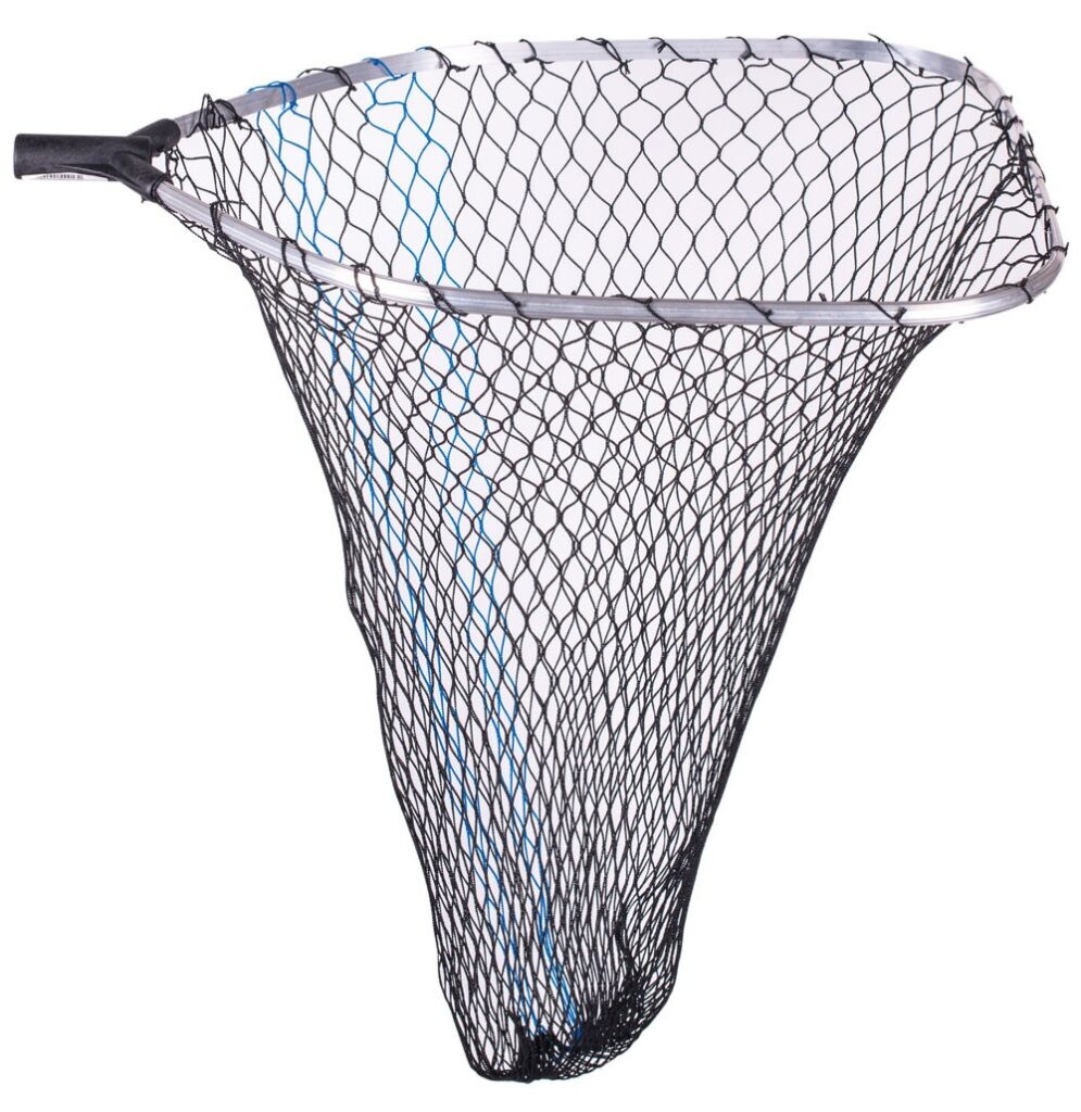 Testa di guadino quadra disponibile con rete a maglia fitta o larga. Realizzata con telaio in alluminio e innesto compatibile esclusivamente con manici con aggancio a pulsante. Modello molto robusto ideale per salpare grosse prede nella pesca dalla barca.