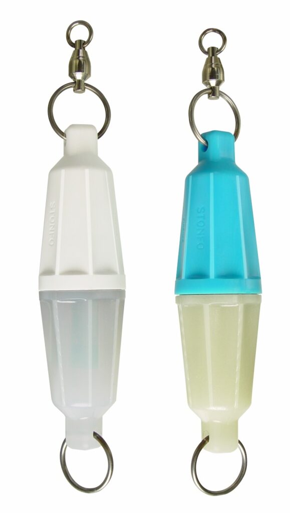 Lampada flash per pesca di profondità, drifting, traina. Utile come segnalatore luminoso per la subacquea, campeggio, etc. Disponibile nei colori bianco e fotoluminescente. Fornita con due batterie omaggio.

Blister da 1 pezzo.