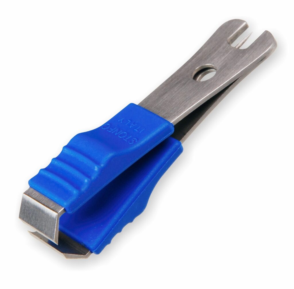 Taglia filo in acciaio inox munito di spillo per la pulizia dell’occhiello dell’amo. L’impugnatura ergonomica in materiale anti-scivolo ne incrementa l’efficienza.

Busta da 1 pezzo, confezione da 10 buste.