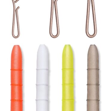 Attacco rapido in acciaio inox di forma molto sottile per agevolarne il passaggio negli anelli della canna. Ideale per il collegamento del trave allo shock leader o del piombo terminale. Fornito con speciali tubetti di forma cilindrica, con spessore sottile ed estremità conica priva di appigli. I vari colori permettono il mimetismo od una perfetta visibilità dell’attacco. I tubetti inoltre hanno dei micro rilievi per agevolarne la presa. Prodotto in tre misure di diversa potenza.
Colori: arancio, bianco, giallo, mimetico grigio-verde.
Busta da 6 pezzi, confezione da 10 buste.