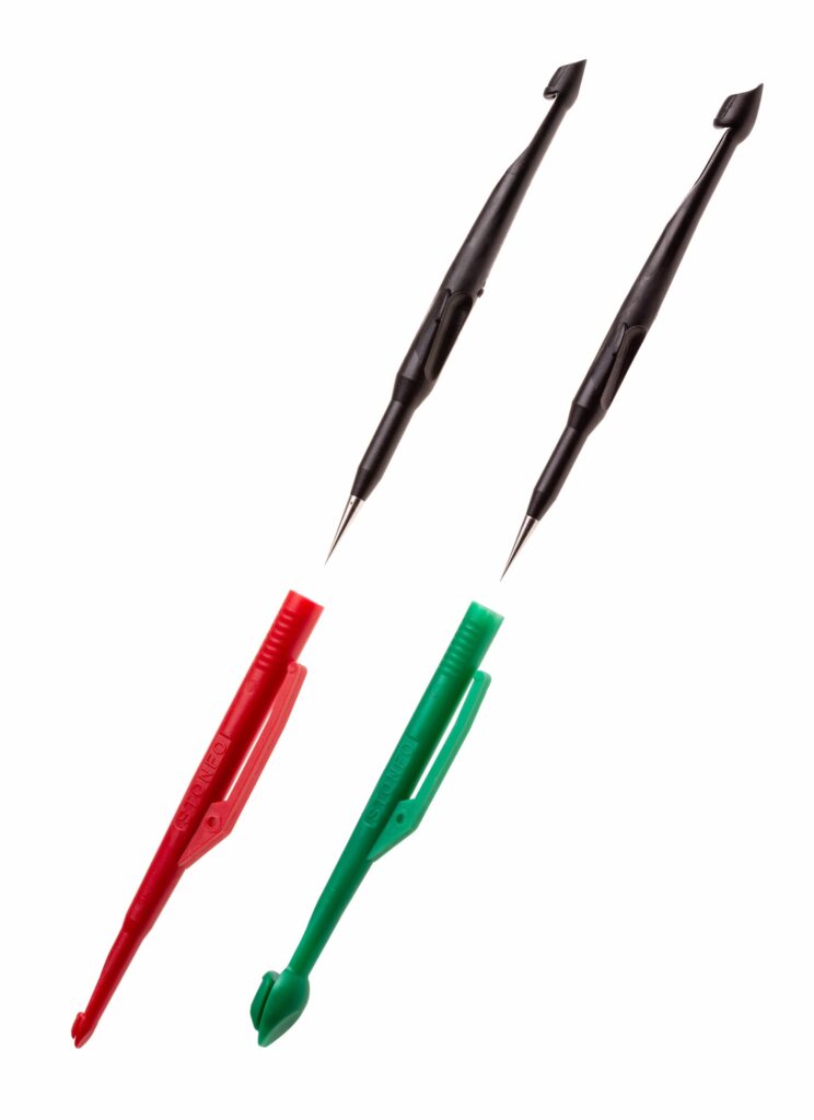 Slamatori di alta qualità disponibili in due diverse misure. Il taglio delle testine è in linea con la sagoma degli slamatori per agevolare la presa del filo. Prodotti con materiale che non danneggiano l’amo sono inoltre muniti di punta in acciaio inox scioglinodo. 

La silouette a cuneo delle testine permette di slamare anche i pesci che tengono la bocca tenacemente chiusa, inoltre il taglio obliquo in linea con la sagoma delle testine permette una rapida presa del filo anche in totale assenza di luce.

La particolare chiusura a scatto, che consente l'unione delle due parti dello slamatore, assicura il posizionamento delle 2 testine nello stesso verso, pronte all'uso quando lo slamatore viene estratto dal taschino.