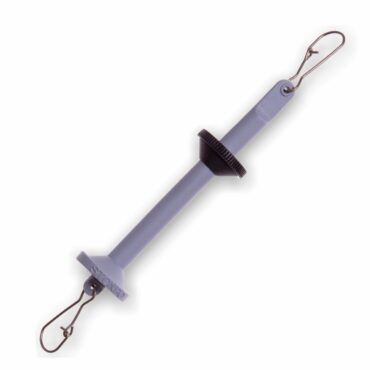 Utile accessorio per tenere insieme e pronte all’uso varie bobine di filo. Appendibile al gilet da pesca. Fornito completo di speciali elastici fermafilo.
Busta da 1 pezzo, confezione da 10 buste.