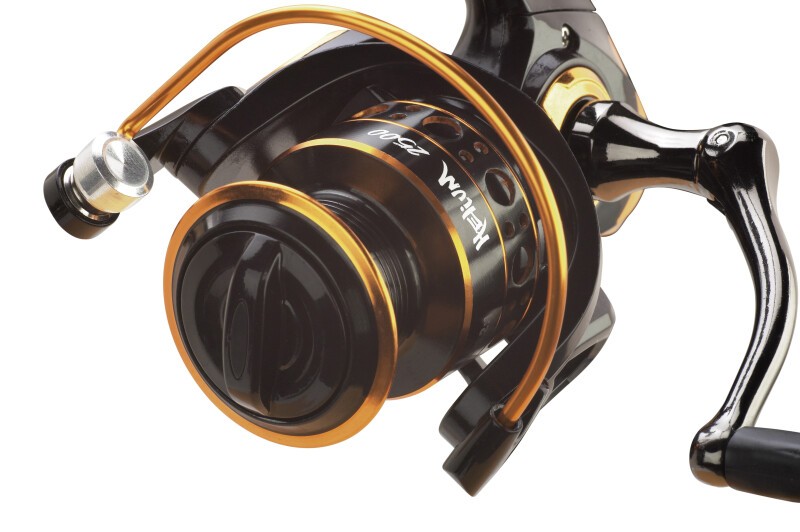 Mulinello STR HELIUM progettato per la pesca a spinning. Dotato di 2 cuscinetti a sfera in acciaio inossidabile. Bobina in alluminio forgiato con sistema frenante microregolabile ad alta precisione con Pick Up sovradimensionato. Manovella in alluminio CNC.