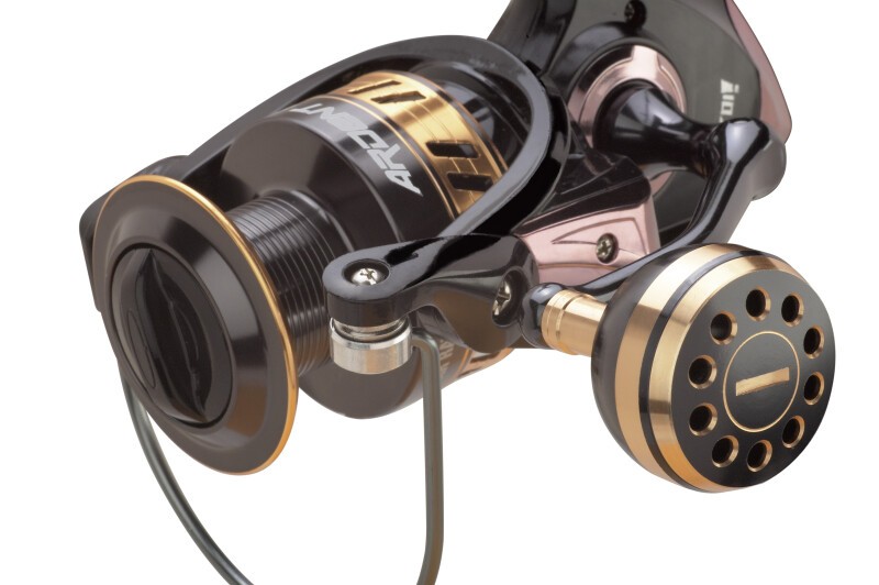 Mulinello SUGOI ARDENT progettato per la pesca dalla barca, perfetto per light jig-casting con antiritorno infinito. Dotato di 4 cuscinetti in acciaio inossidabile sigillati e due bobine in alluminio anodizzato. Sistema Pick Up bilanciato e microfreno di precisione. Manovella in alluminio a frizione filettata e pomello da combattimento ergonomico. Borsa porta mulinello inclusa.