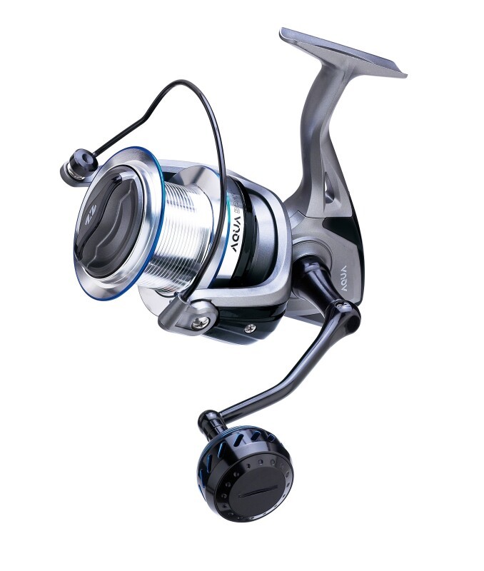 Aqua è il nuovo mulinello realizzato dalla famiglia Zun Zun per la pesca da barca. Corpo in grafite ultra leggera ad
alta densità. Sistema Anti-Reverse Infinito. Freno e cambio multidisco in carbonio da 13 kg. Bobina in alluminio forgiato a freddo resistente alla corrosione. Manovella filettata a frizione in alluminio e pomello da combattimento ergonomico.

Sistema anti-ritorno infinito
Trattamento Anti-Salsedine
Guidafilo Extra