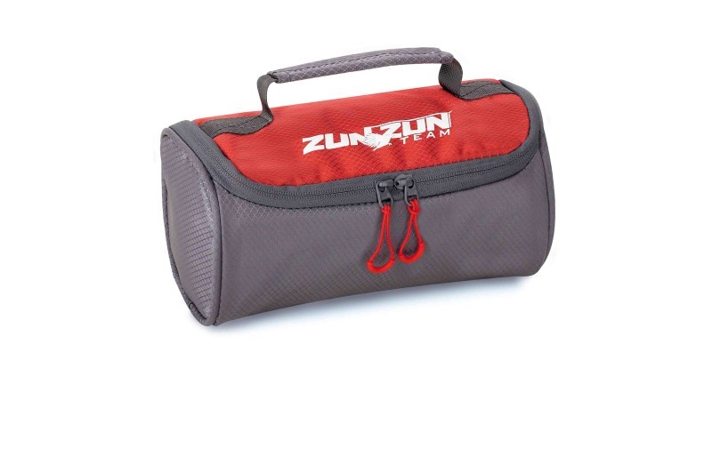 Borsa porta mulinello con vano imbottito, ideale per il trasporto di mulinelli e bobine. Realizzata in materiale impermeabile e dotate di cerniere YKK Japan.
Dimensioni: 23 x 11 CM.